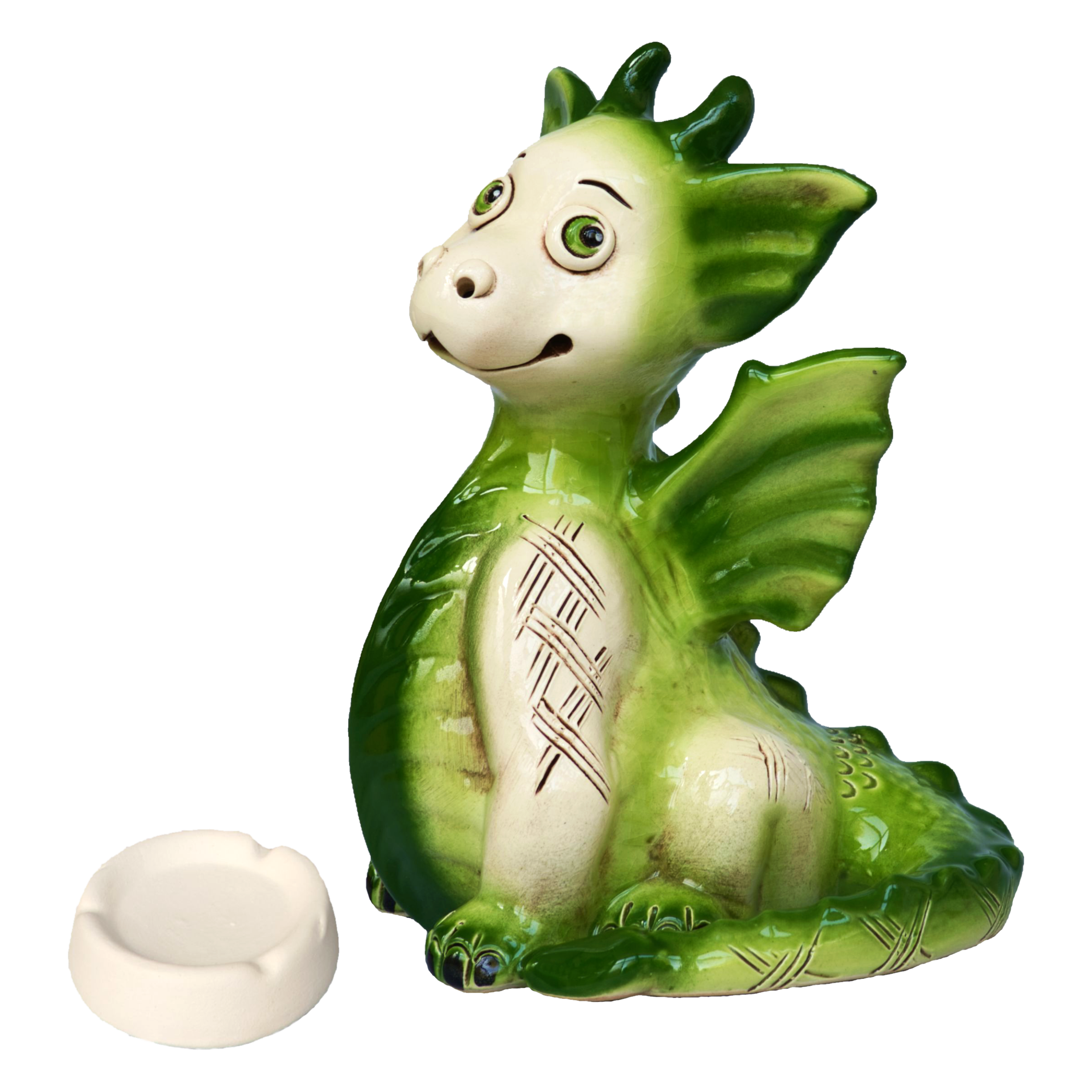 Eine leuchtend grüne Drachenfigur aus Keramik mit großen Augen und fröhlichem Gesichtsausdruck sitzt neben einem kleinen weißen Aschenbecher. Dieser skurrile KU Drache Grün von Kurilin DECO verfügt über detaillierte Flügel und strukturierte Schuppen und zeigt seine handgefertigte ukrainische Handwerkskunst.