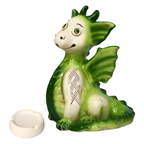 Eine leuchtend grüne Drachenfigur aus Keramik mit großen Augen und fröhlichem Gesichtsausdruck sitzt neben einem kleinen weißen Aschenbecher. Dieser skurrile KU Drache Grün von Kurilin DECO verfügt über detaillierte Flügel und strukturierte Schuppen und zeigt seine handgefertigte ukrainische Handwerkskunst.