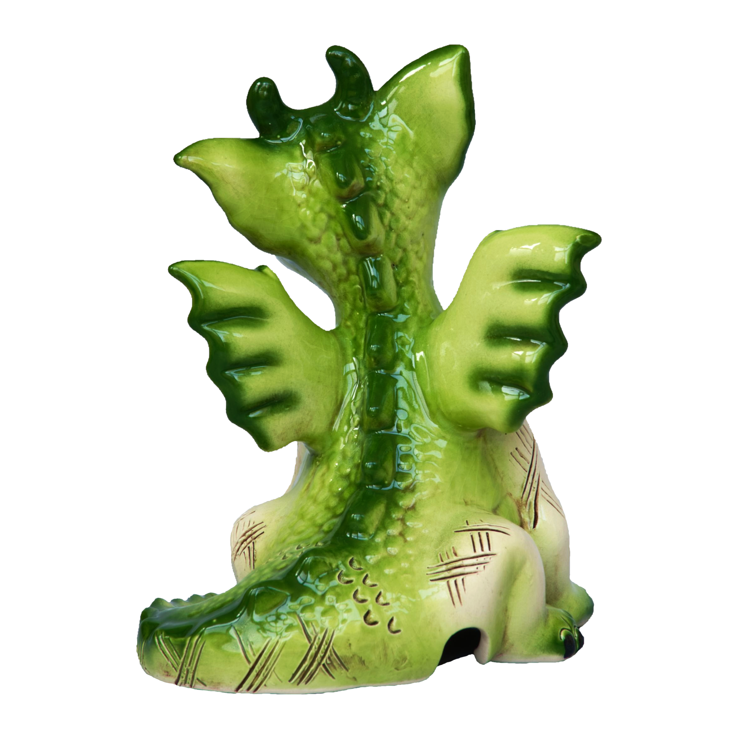 Eine grüne Drachenfigur mit strukturierten Schuppen und dekorativen Markierungen, genannt KU Drache Grün von Kurilin DECO, sitzt mit dem Rücken zum Betrachter. Sie weist markante Flügel und Hörner auf und ähnelt einem handgefertigten Drachen-Räuchergefäß aus der Ukraine.