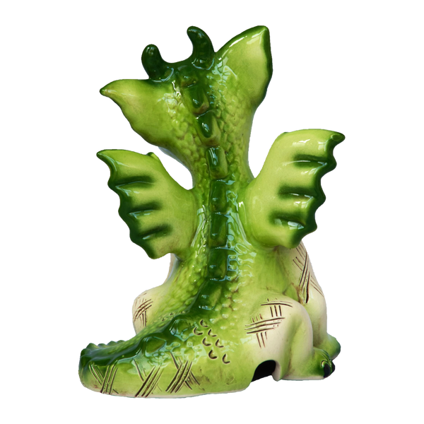Eine grüne Drachenfigur mit strukturierten Schuppen und dekorativen Markierungen, genannt KU Drache Grün von Kurilin DECO, sitzt mit dem Rücken zum Betrachter. Sie weist markante Flügel und Hörner auf und ähnelt einem handgefertigten Drachen-Räuchergefäß aus der Ukraine.