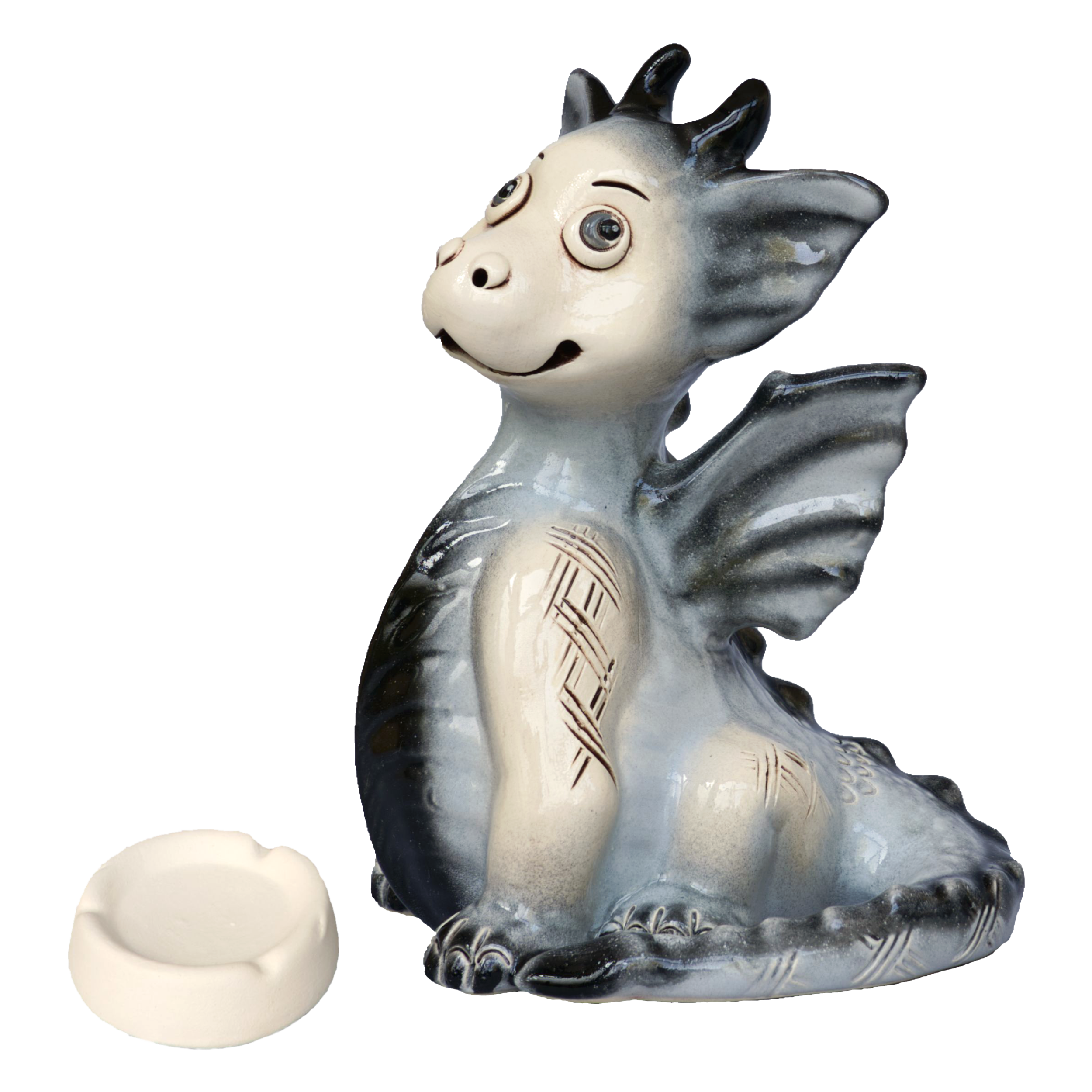 Der KU Drache Schwarz von Kurilin DECO ist ein entzückender Keramikdrache aus der Ukraine mit einem verspielten Lächeln, großen Augen und kleinen Flügeln. Er wurde liebevoll von Hand gefertigt und sitzt neben einem kleinen runden Objekt, das perfekt zum Halten einer Räucherkerze geeignet ist.