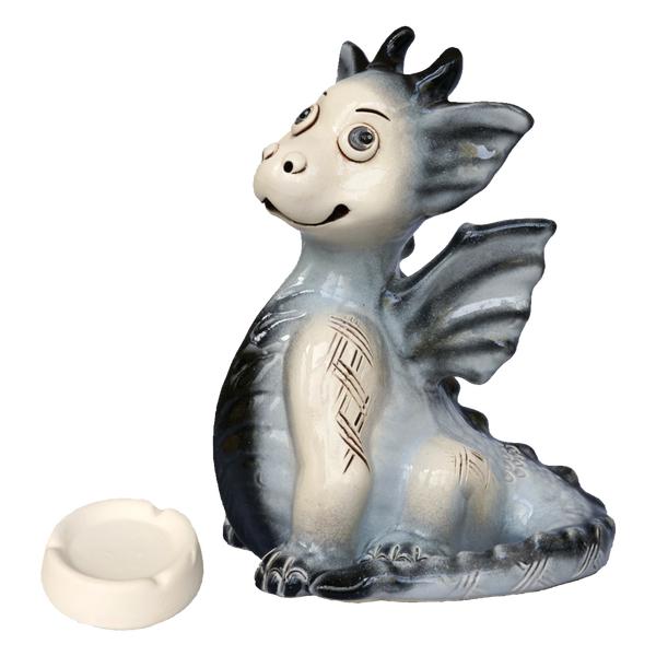 Der KU Drache Schwarz von Kurilin DECO ist ein entzückender Keramikdrache aus der Ukraine mit einem verspielten Lächeln, großen Augen und kleinen Flügeln. Er wurde liebevoll von Hand gefertigt und sitzt neben einem kleinen runden Objekt, das perfekt zum Halten einer Räucherkerze geeignet ist.