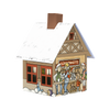 Die Räucherhäuschen-Glühweinhütte von Original Crottendorfer Räucherkerzen ist ein bezauberndes, illustriertes Haus mit einem schneebedeckten Dach, festlichen Figuren, einem Schneemann, metallischen Details und einer Tasse neben der Tür – perfekt, um eine weihnachtliche Atmosphäre zu schaffen.