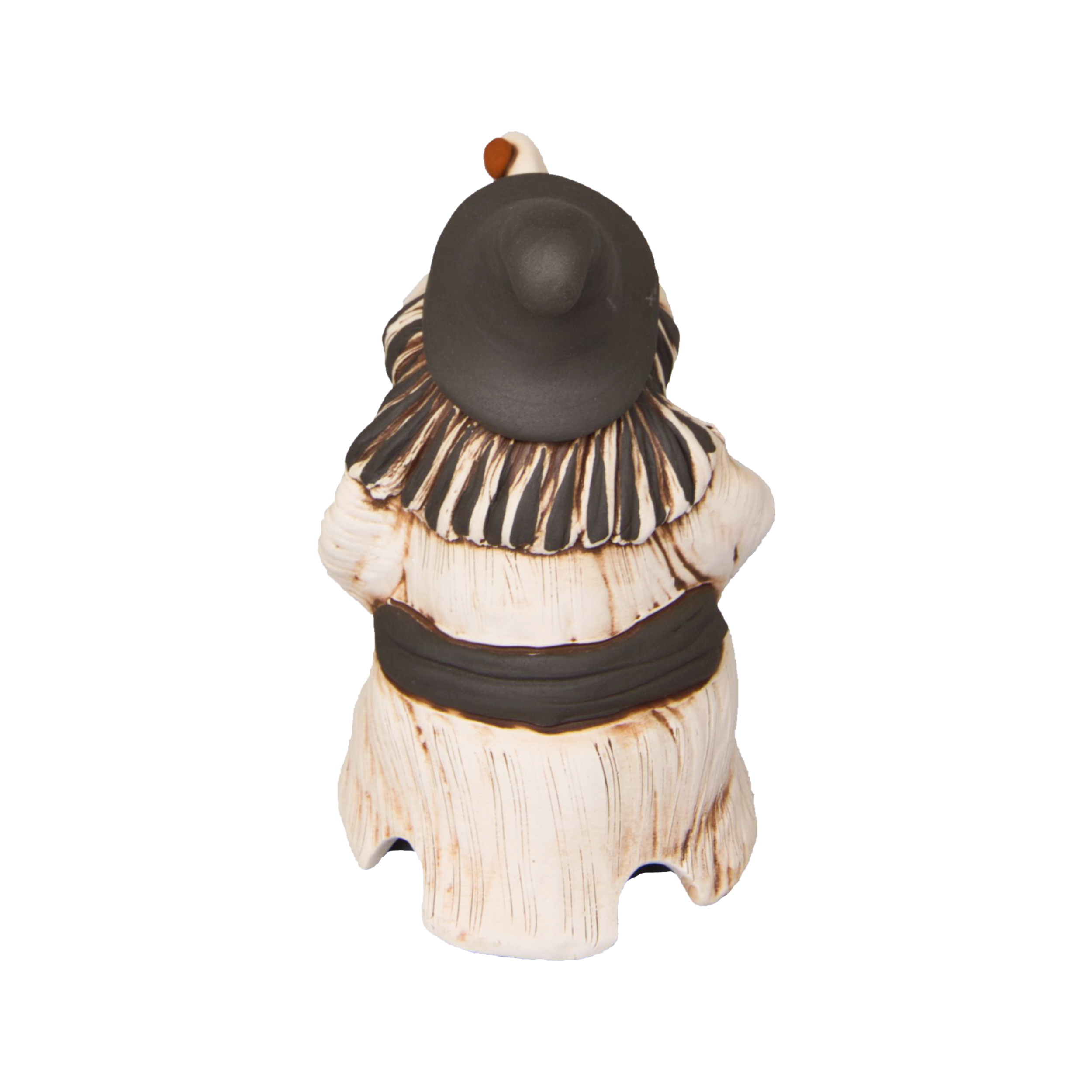 Die KU Hexe „Baba Jaga“ von Kurilin DECO ist eine Keramikfigur in Form einer Person in einem beigen Gewand mit dunklen Akzenten und einem breitkrempigen Hut, der an eine traditionelle Räucherhexe erinnert. Sie ist vom Betrachter abgewandt und hat eine abgerundete Körperform, die ihr etwas Mystisches verleiht.