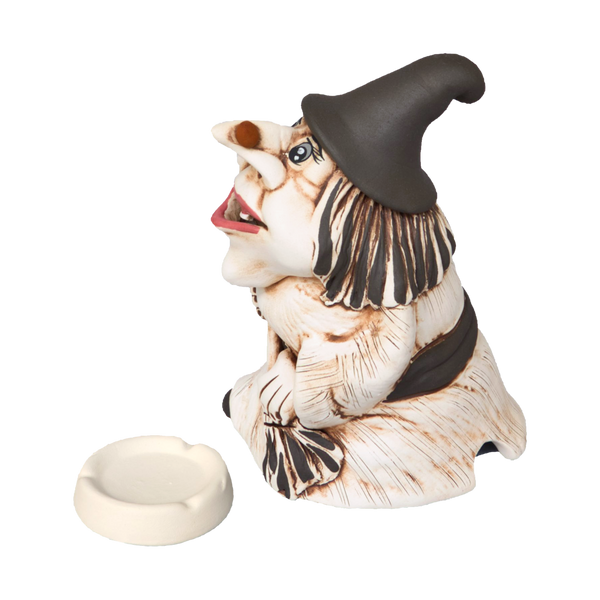 Die Kurilin DECO KU Hexe „Baba Jaga“ ist eine Keramikfigur mit spitzem Hut, langer Nase und offenem Mund. Sie weist detaillierte Gesichtszüge auf und hält einen Besen unter dem Arm, perfekt zum Präsentieren Ihrer Lieblings-Räucherkerze oder anderer Räuchergefäße in der runden Schale.