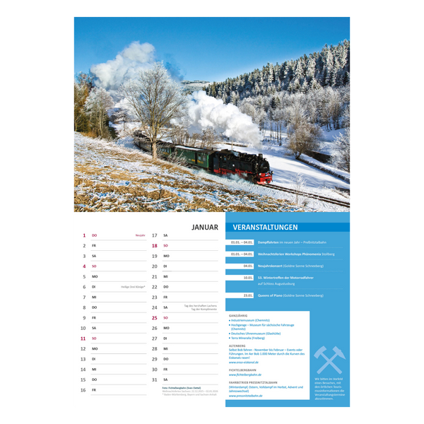 Ein schwarzer Dampfzug fährt durch eine verschneite, baumbestandene Landschaft. Unten sehen Sie den Kalender "Mein Erzgebirge" 2026 des Curth Verlags für den Monat Januar mit Terminen und lokalen erzgebirgischen Veranstaltungen in blauer und schwarzer Schrift.