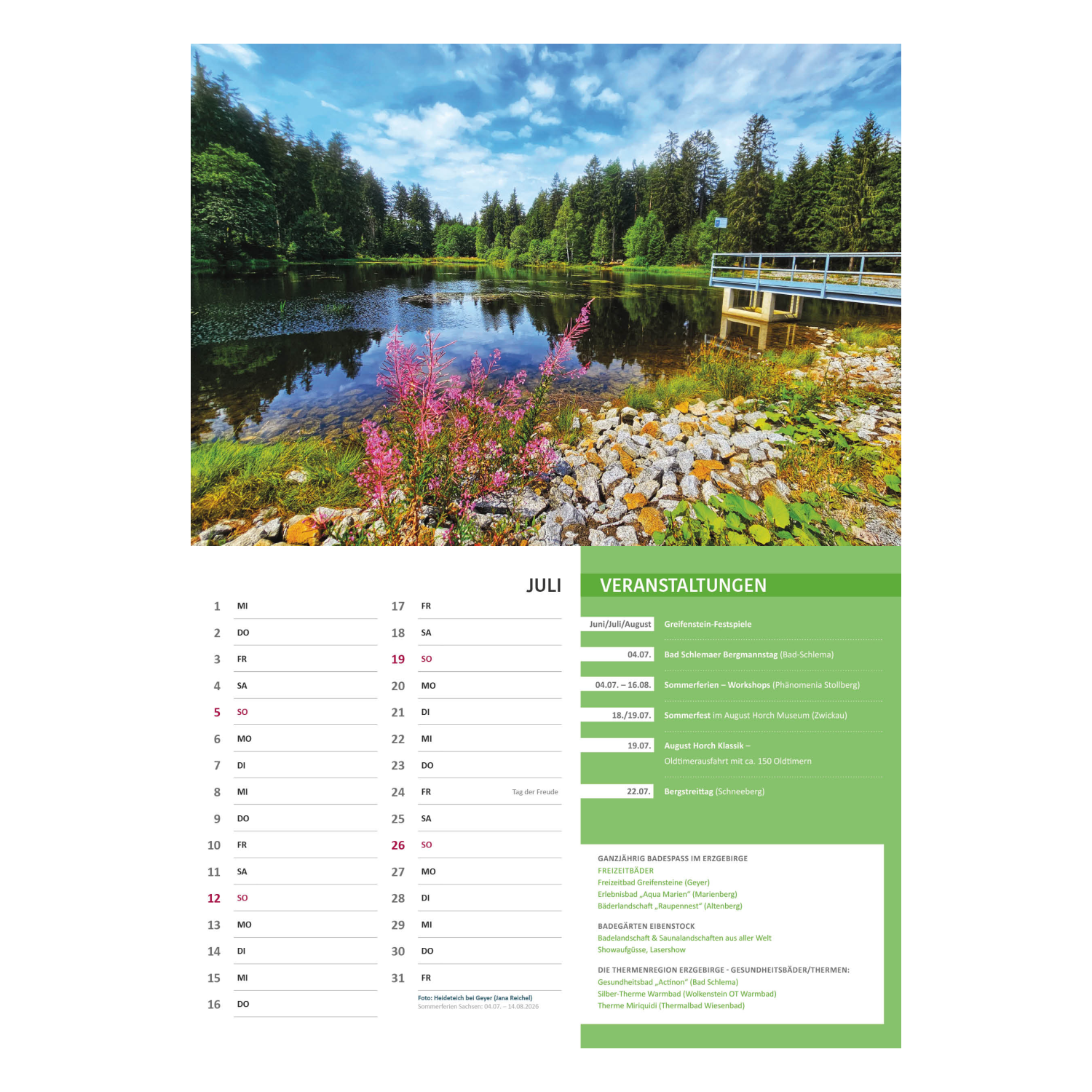 Ein malerischer See mit üppigen Bäumen, Wildblumen und einem blauen Steg. Unten ist der Curth Verlag Kalender