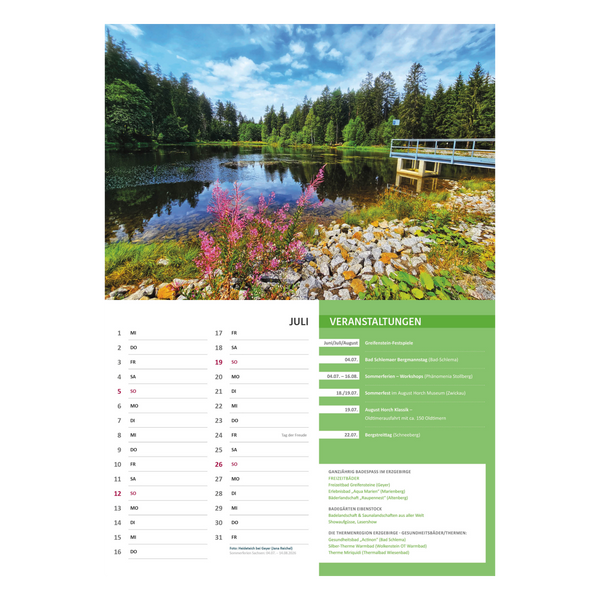 Ein malerischer See mit üppigen Bäumen, Wildblumen und einem blauen Steg. Unten ist der Curth Verlag Kalender "Mein Erzgebirge" 2026 mit deutschem Text und den Veranstaltungen im Juli Erzgebirge.