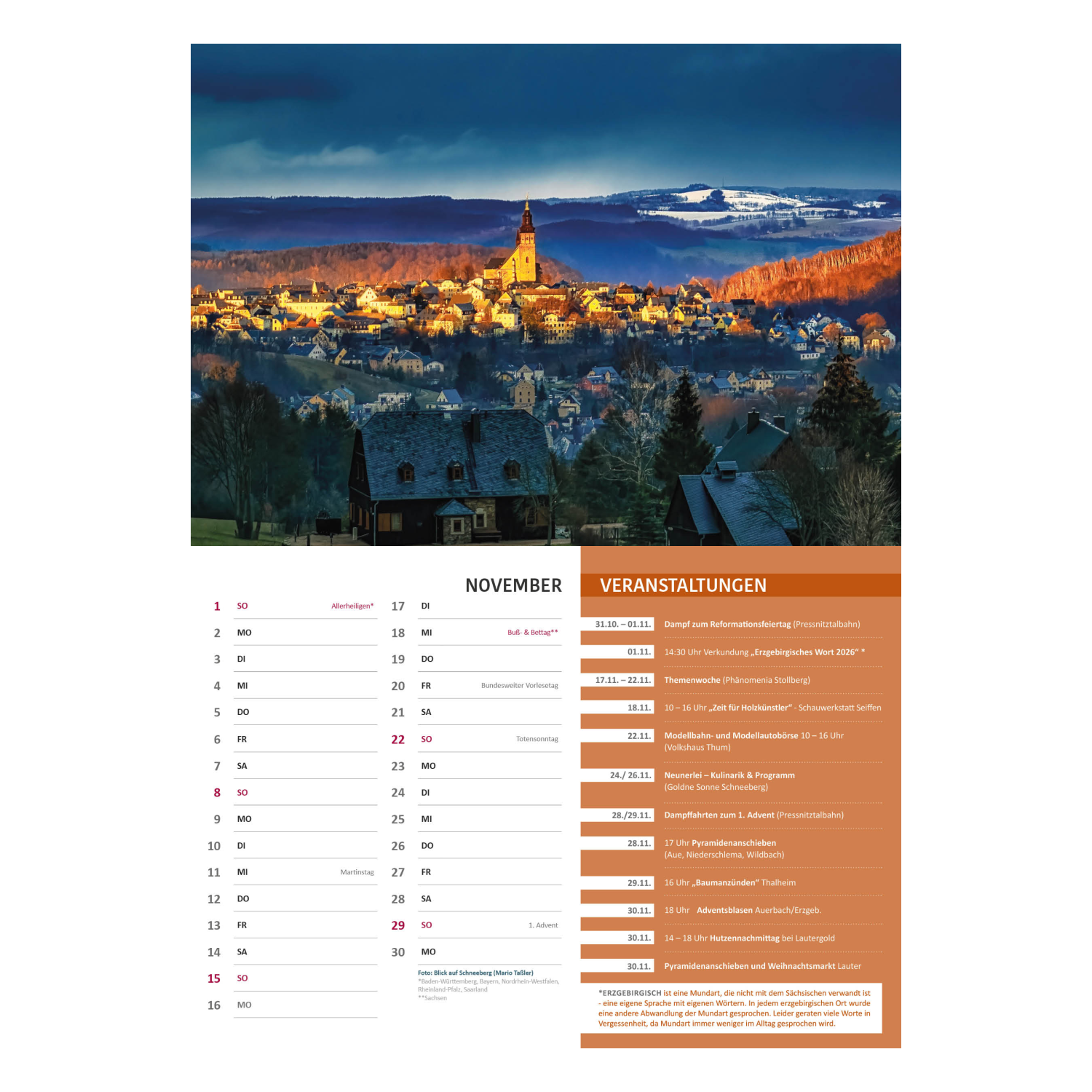 Ein malerisches Dorf bei Sonnenuntergang mit einer Kirche auf einer Anhöhe inmitten von Herbstbäumen. Unten ist der Curth Verlag Kalender