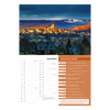 Ein malerisches Dorf bei Sonnenuntergang mit einer Kirche auf einer Anhöhe inmitten von Herbstbäumen. Unten ist der Curth Verlag Kalender "Mein Erzgebirge" 2026 für November und eine Veranstaltungsliste-Veranstaltungen Erzgebirge auf orangem Hintergrund.