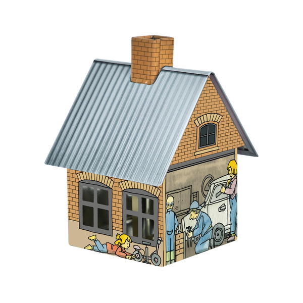 Neues Modell 2024: Das Räucherhäuschen Kfz-Werkstatt von Original Crottendorfer Räucherkerzen ist ein kleines Modellhaus mit Ziegelwänden, grauem Dach und bezaubernden Illustrationen von Fahrzeugreparaturen. Ein Schornstein obenauf fungiert als herrlicher Räucherkerzenhalter.