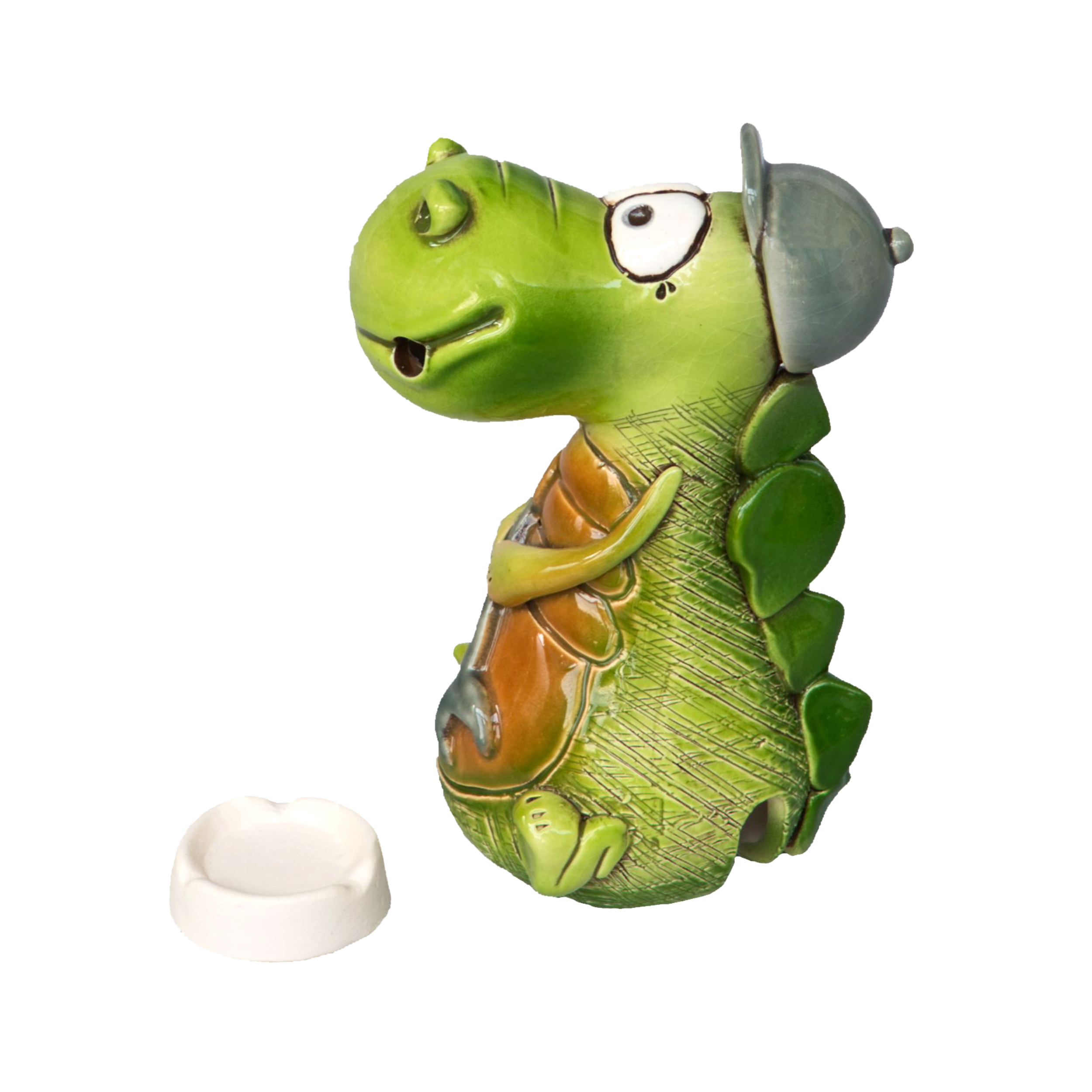 Der KU Räucherdrache mit Schraubenschlüssel von Kurilin DECO ist ein handgefertigter grüner Keramikdrache mit großen Augen und offenem Mund, der eine graue Kappe trägt und einen orangefarbenen Gegenstand hält. Er steht neben einer kleinen weißen Schale, die perfekt für eine Räucherkerze geeignet ist.
