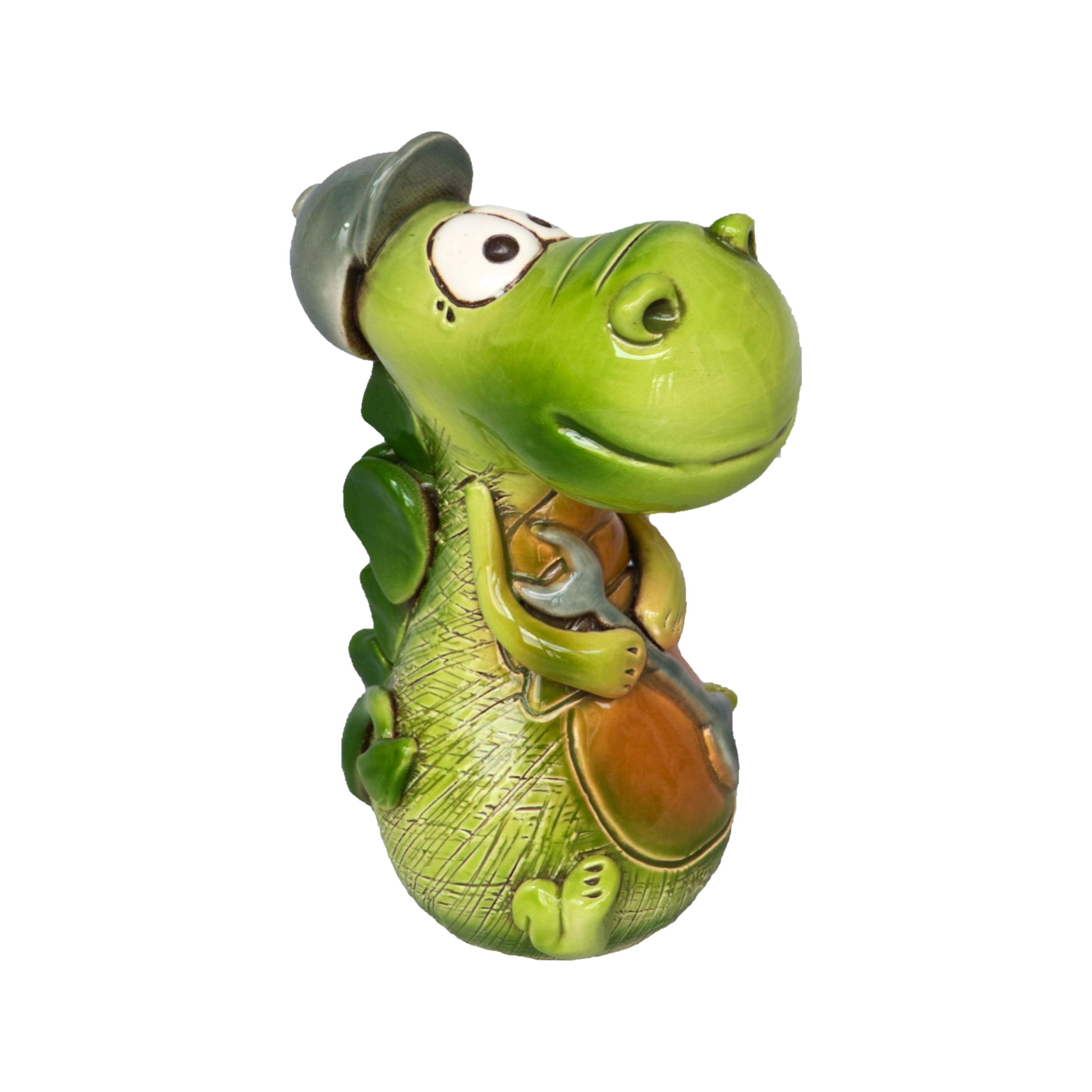 Der KU Räucherdrache mit Schraubenschlüssel von Kurilin DECO ist ein handgefertigter grüner Keramikdrache mit großen Augen, einem Hut und einem freundlichen Gesichtsausdruck. Er hält eine kleine braune Gitarre, deren strukturierter Körper vor dem weißen Hintergrund Charakter verleiht.