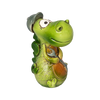 Der KU Räucherdrache mit Schraubenschlüssel von Kurilin DECO ist ein handgefertigter grüner Keramikdrache mit großen Augen, einem Hut und einem freundlichen Gesichtsausdruck. Er hält eine kleine braune Gitarre, deren strukturierter Körper vor dem weißen Hintergrund Charakter verleiht.