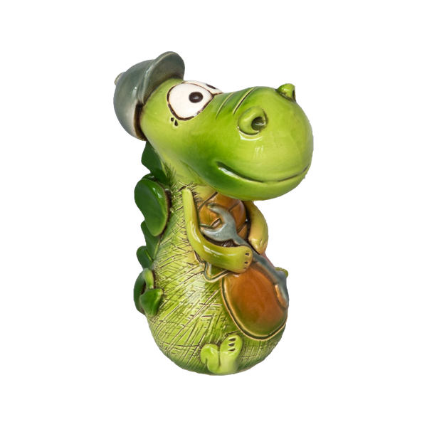 Der KU Räucherdrache mit Schraubenschlüssel von Kurilin DECO ist ein handgefertigter grüner Keramikdrache mit großen Augen, einem Hut und einem freundlichen Gesichtsausdruck. Er hält eine kleine braune Gitarre, deren strukturierter Körper vor dem weißen Hintergrund Charakter verleiht.
