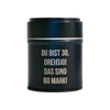 Das Räucherfass runder Geburtstag von Original Crottendorfer Räucherkerzen - eine schwarze Dose mit weißem Text "DU BIST 30. DREIßIG! DAS SIND 60 MARK!" - bringt klassischen Stil, ideal als tragbarer Räucherkerzenhalter. Auf einem schlichten schwarzen Hintergrund.