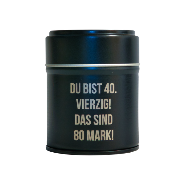 Die Original Crottendorfer Räucherkerzen Räucherfass runder Geburtstag ist eine schwarze zylindrische Dose mit der Aufschrift "DU BIST 40. VIERZIG! DAS SIND 80 MARK!" in weißer Farbe - ideal für das Räuchervergnügen unterwegs.