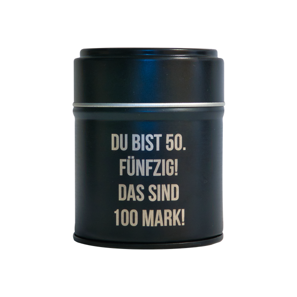 Das Räucherfass runder Geburtstag von Original Crottendorfer Räucherkerzen ist eine schwarze Dose mit fetter weißer Aufschrift - DU BIST 50. FÜNFZIG! DAS SIND 100 MARK!- ein perfektes, tragbares Geschenk für den Räuchergenuss zwischendurch.