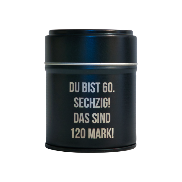 Das Räucherfass runder Geburtstag von Original Crottendorfer Räucherkerzen ist eine schwarze zylindrische Dose mit weißem Text, ideal als tragbarer Räucherkerzenhalter für unterwegs.