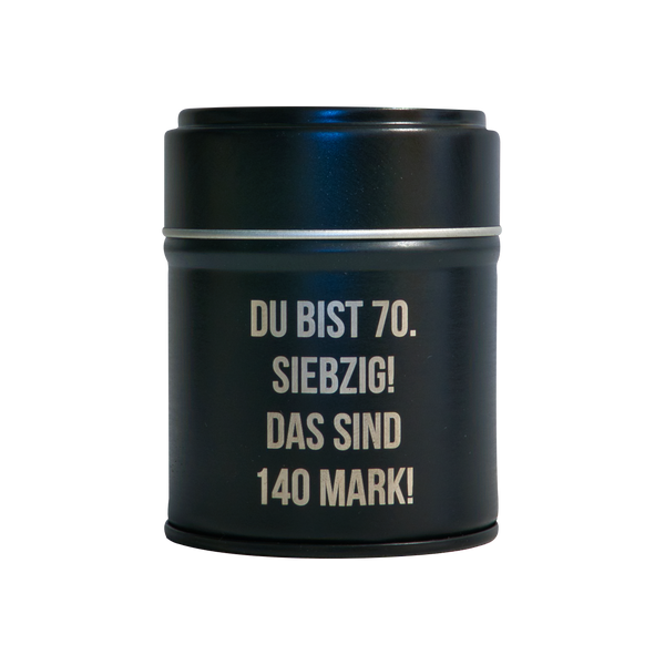 Ein schwarzes zylindrisches "Räucherfass runder Geburtstag" von Original Crottendorfer Räucherkerzen mit weißem Text: "DU BIST 70. SIEBZIG! DAS SIND 140 MARK!" - ein witziges Geschenk für das Räuchervergnügen unterwegs.
