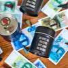 Die Original Crottendorfer Räucherkerzen "Räucherfass runder Geburtstag" Dose mit deutschem Text und verspielten Franken-Noten eignet sich perfekt für ein witziges Räuchervergnügen to go oder als einzigartiger Räucherstäbchenhalter für besondere Geburtstage.