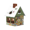 Das Räucherhäuschen Manufaktur der Sterne von Original Crottendorfer Räucherkerzen ist ein Modell aus dem Jahr 2024 und zeigt ein kleines grünes Holzhaus, das mit Schnee geschmückt ist. Darin zeichnet ein Kind an einem Schreibtisch, während ein Erwachsener arbeitet; eine Katze ruht sich in der Nähe aus, und ein Vogel fliegt am Schornstein vorbei.