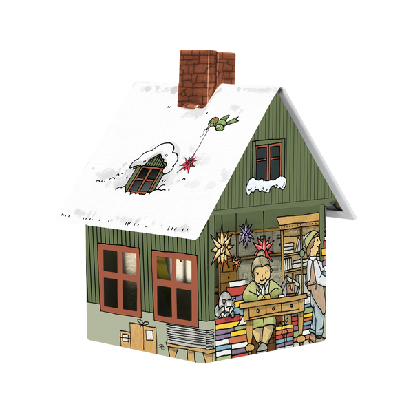 Das Räucherhäuschen Manufaktur der Sterne von Original Crottendorfer Räucherkerzen ist ein Modell aus dem Jahr 2024 und zeigt ein kleines grünes Holzhaus, das mit Schnee geschmückt ist. Darin zeichnet ein Kind an einem Schreibtisch, während ein Erwachsener arbeitet; eine Katze ruht sich in der Nähe aus, und ein Vogel fliegt am Schornstein vorbei.