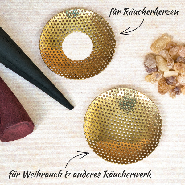 Zwei runde, gelochte Weihrauchbrenner aus Messing von Original Crottendorfer Räucherkerzen werden gezeigt: einer für Räuchkerzen, einer für Weihrauch & Räucherwerk. Mit verschiedenen Harzstücken und Räucheranleitung.