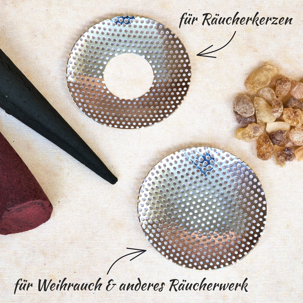 Der "Weihrauchbrenner aus Messing vernickelt" von Original Crottendorfer Räucherkerzen enthält zwei Sieben-Scheiben (eine für Räucherkegel, eine für Harz), einen Kegel und eine Anleitung - alles zusammen auf Stoff.