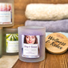 Das Aromabadekissen "Sleep & Dream" von Original Crottendorfer ruht auf einer Holzfläche neben gefalteten Handtüchern und lädt mit seinem beruhigenden Duft zum Entspannen ein. Auf der Verpackung ist eine ruhige Frau mit geschlossenen Augen abgebildet und die Aufschrift Wellness & Relax zu lesen.