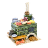 Der Keramik-Küchenherd Zuckerbäckerei grün, eckig von Keramikwerkstatt Carola Busch ist eine Keramikskulptur mit einem grün gekachelten Ofen mit erzgebirgischen Designelementen. Er umfasst Lebensmittel, Töpfe und eine Brezel, während eine Katze auf einer Holzbank in der Nähe ruht. Das Stück ist reich an lebendigen Farben und Texturen.