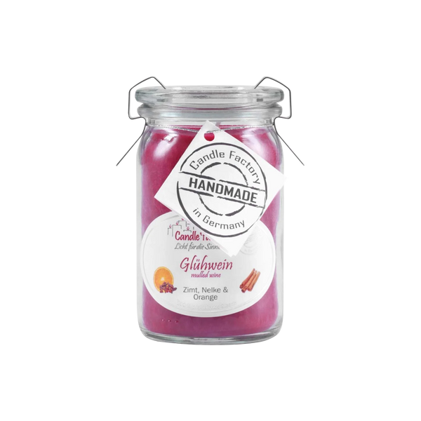 Die Candle Factory Duftkerze/Windlicht "Glühwein" Baby-Jumbo besteht aus rosa Wachs in einem Glasgefäß mit festlichem Glühweinduft, veganem pflanzlichem Stearin und einem Etikett mit Zimtstangen, Orange und Nelke. Handgefertigt in Deutschland.