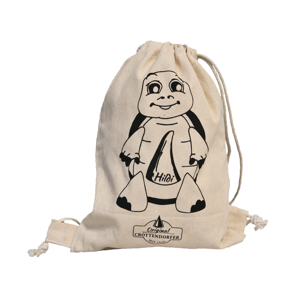 Der Stoffrucksack Kids „Hildi“ von Original Crottendorfer ist ein cremefarbener Rucksack mit einem Cartoon-Schildkröten-Design, auf dessen Schale „Hallo!“ steht. Der aus 100 % Baumwolle gefertigte Rucksack zeigt eine lächelnde Schildkröte und den Text „Original Grottendorfer, Est. 1930“ auf der Unterseite.
.