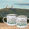 Emailletasse "... Arzgebirger", 2 Tassen, im Hintergrund Bäume, das Fichtelberghaus und die Wetterwarte