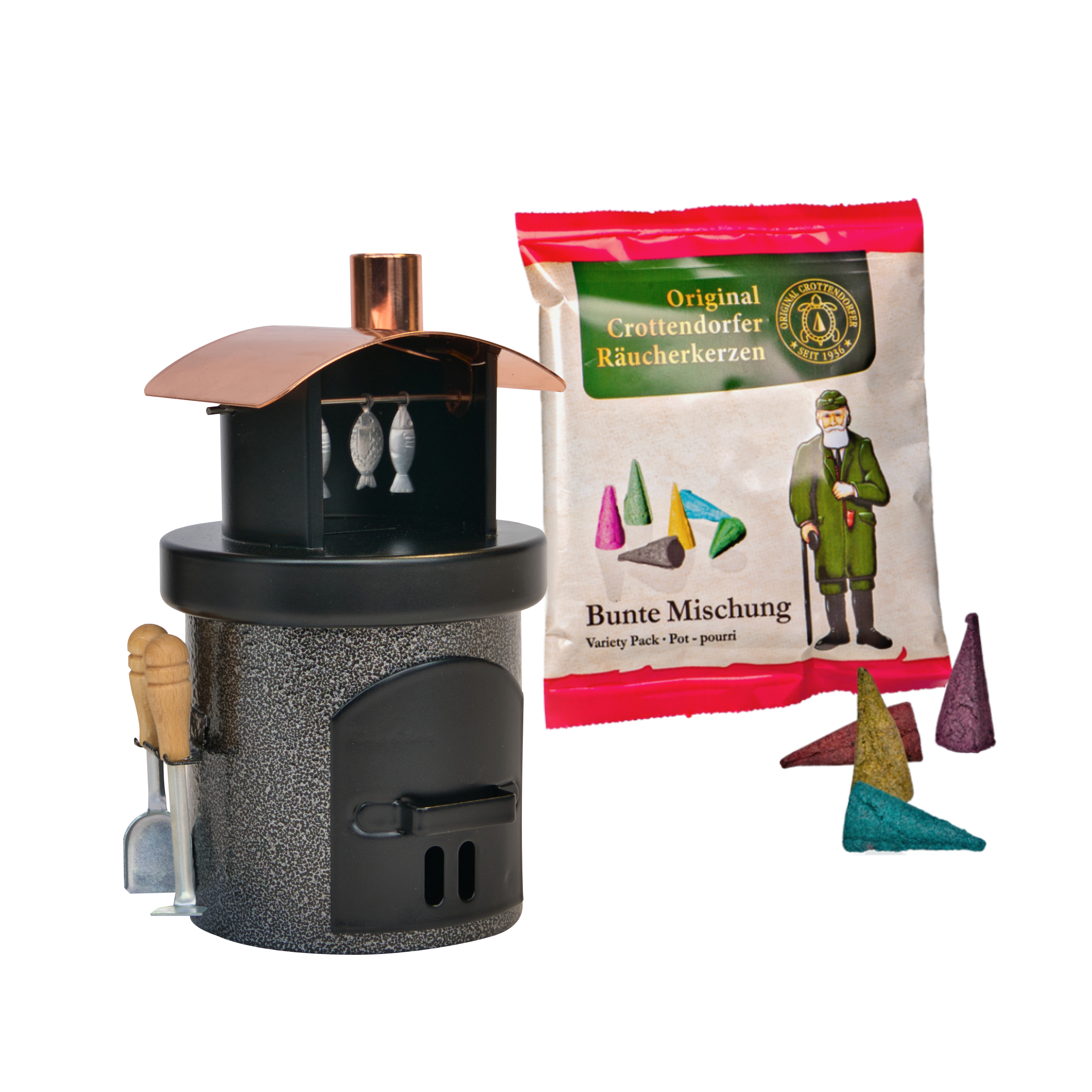 Miniatur-Räucherofen Räucherei in Schwarz und Kupfer von Hartmut Richter mit einem Schornstein und zwei kleinen Fischen darin. An der Seite hängen ein Paddel und eine Bürste. Enthält ein Paket „Bunte Mischung“ mit bunten Räucherkerzenhalter-Kegeln und eine Figur in traditioneller Kleidung.