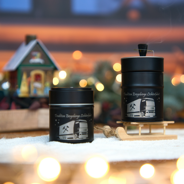 Räuchergefäße Räucherfass "Lichterfahrt" weihnachtlich arrangiert mit Dekoschlitten, Schnee, Lichterkette und Räucherhaus Räucherkerzenland