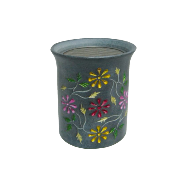 Das Plantaroma Räucherstövchen Ilias Speckstein hat ein graues, zylindrisches Design mit aufgestickten rosa, gelben und roten Blumen mit grünen Blättern und sichtbarem Metallgeflecht auf der Oberseite. Abgebildet vor einem schlichten weißen Hintergrund.