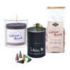 Das Geschenkset „Lieblings Mensch“ von Original Crottendorfer umfasst eine lila Stearinkerze im Glashalter mit der Aufschrift „Du bist mein Lieblingsmensch“, Wildblumen Duft Räucherkerzen in einer Metalldose und Erdbeerbonbons, alles wunderschön arrangiert auf weißem Hintergrund.