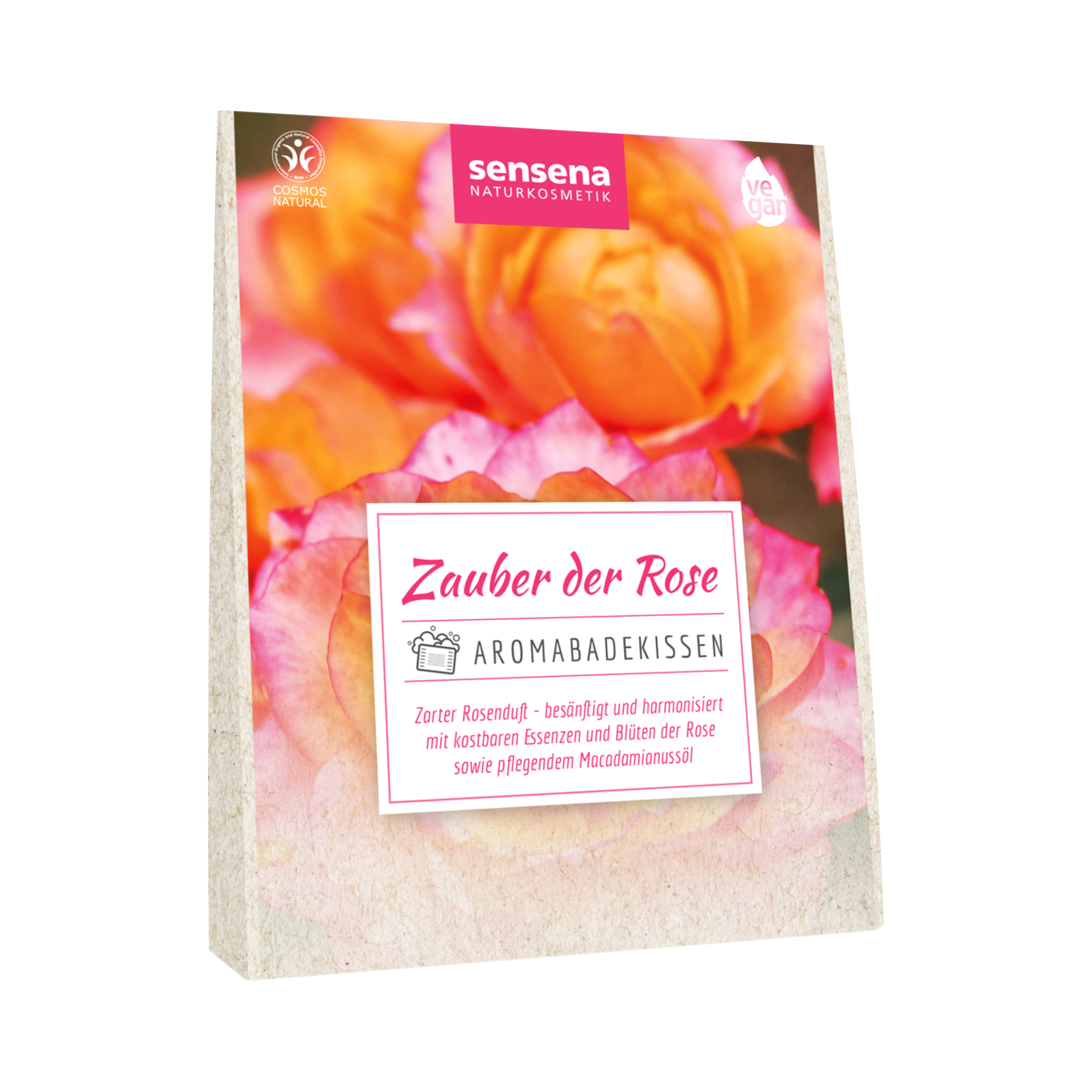 Das Aromabadekissen „Zauber der Rose“ von Candle Factory präsentiert sich in einer floralen Verpackung mit leuchtenden Rosenblüten, Rosenduftnoten und ist als Aromabadekissen mit Rosenessenz und Macadamiaöl gekennzeichnet. Es enthält vegane und natürliche Produktsymbole.