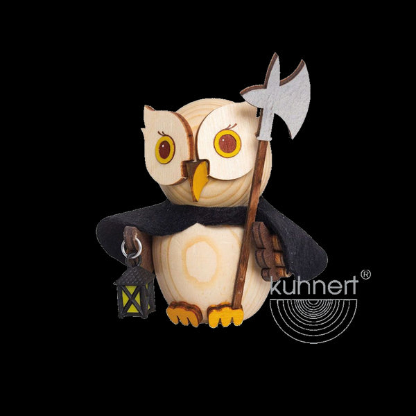 Der Mini Eule Nachtwächter von Drechslerei Kuhnert ist eine bezaubernde Eulenfigur aus Holz mit Laterne und Axt. Die Eule trägt einen schwarzen Umhang und hat große Augen und einen Schnabel, alles aufwendig aus nachhaltig angebautem Holz geschnitzt.