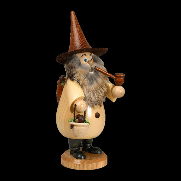 Der Wurzelzwerg Pilzsammler natur von DWU Drechselwerkstatt Uhlig ist eine Räuchermann-Holzfigur eines Gnoms mit Bart und spitzem Hut, der eine Pfeife hält. Er trägt Grünzeug in seinem Korb und steht auf einem runden Sockel und verkörpert den Charme der erzgebirgischen Volkskunst.