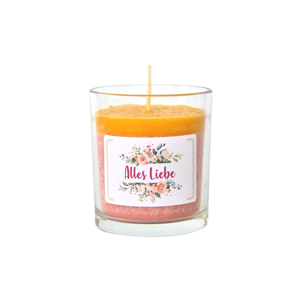 Das Party Light Mango Guave „Alles Liebe“ von Candle Factory ist eine Glaskerze mit gelbem Oberteil und rosa Unterteil, versehen mit einem floralen Etikett in Schreibschrift. Hergestellt aus rein pflanzlichem Stearin bietet sie einen tropischen Duft, der an Mangosaft und sonnige Tage erinnert.