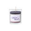 Das Partylicht Wildblumen von The Candle Factory besteht aus einem Glashalter mit einer violetten und rosa Kerze aus pflanzlichem Stearin. Sie trägt die Botschaft „Du bist mein Lieblingsmensch“ in dekorativer Schrift, umgeben von einem Herzen, mit einem Docht in der Mitte, alles in Deutschland hergestellt.