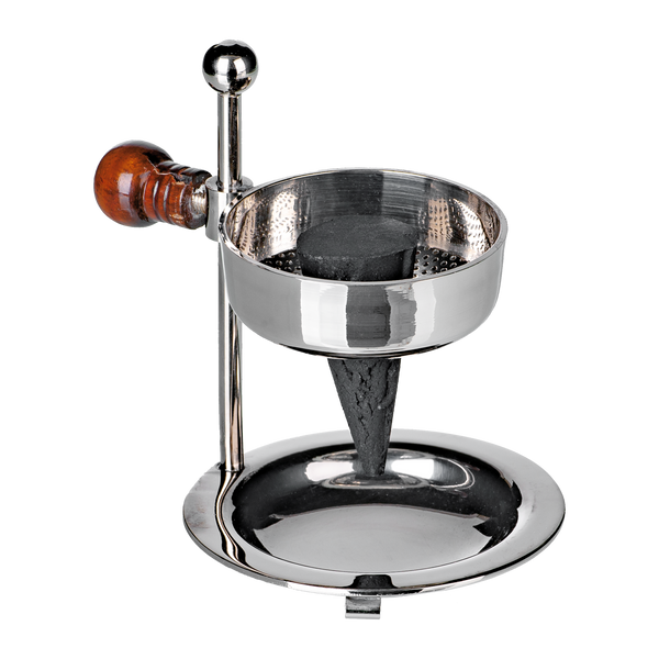 Ein Weihrauchbrenner aus vernickeltem Messing von Original Crottendorfer Räucherkerzen besticht durch ein poliertes, minimalistisches Design mit einem perforierten Metallkegel und einem Holzgriff auf einem verstellbaren Ständer mit runder Basis – ideal für alle, die Wert auf Form und Funktion legen.