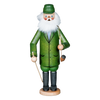 Original Crottendorfer Räuchermann von Original Crottendorfer Räucherkerzen zeigt einen bärtigen Mann in grünem Mantel und Hut, der einen Spazierstock hält. Die Figur hat schwarze Stiefel, eine Pfeife auf der Brust und ist auf einem runden Holzsockel montiert.