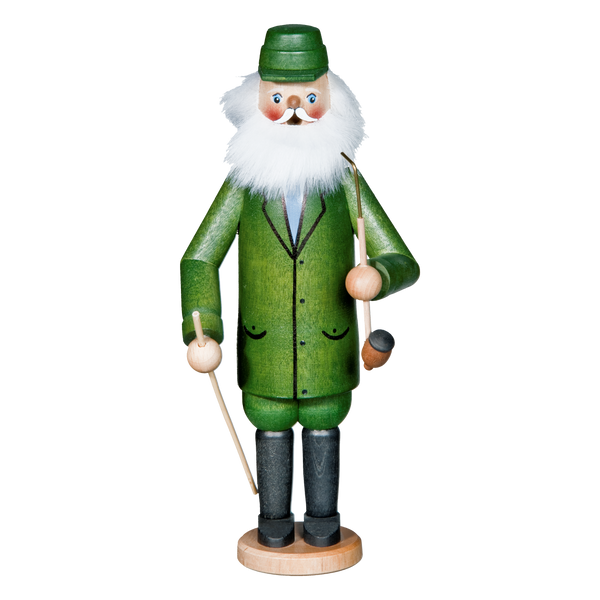 Original Crottendorfer Räuchermann von Original Crottendorfer Räucherkerzen zeigt einen bärtigen Mann in grünem Mantel und Hut, der einen Spazierstock hält. Die Figur hat schwarze Stiefel, eine Pfeife auf der Brust und ist auf einem runden Holzsockel montiert.