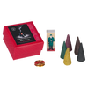 Die Geschenkbox „Riesen“ von Original Crottendorfer Räucherkerzen enthält eine rote Box, eine kleine illustrierte Box, vier bunte Weihnachtsdüfte-Räucherkegel und einen runden Messingschalenhalter.
