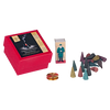 Die Geschenkbox „Wunschduft“ von Original Crottendorfer Räucherkerzen enthält eine rote Box mit bunten Räucherkerzen und eine kleine goldene Messingschale. Auf einer kleineren Packung daneben ist ein Mann in Grün abgebildet, der die Tradition des Weihrauchverbrennens darstellt.