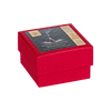 Die Geschenkbox „Wunschduft“ von Original Crottendorfer Räucherkerzen ist eine rote, quadratische Schachtel mit einem Deckel, auf dem ein Etikett mit dem Bild eines rauchenden Räuchergefäßes abgebildet ist, das an traditionelle Räucherkerzen-Rituale erinnert.