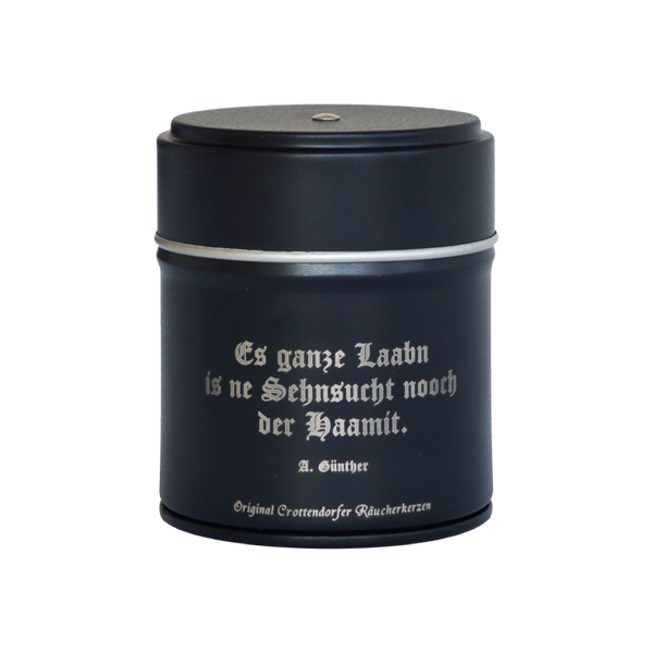 Die schlichte, schwarze, zylindrische Blechdose mit Deckel trägt einen deutschen Text und gehört vermutlich zum „Räucherfass Erzgebirgische Sprüche“ von Original Crottendorfer Räucherkerzen und bietet ein authentisches Dufterlebnis für echte Kenner.